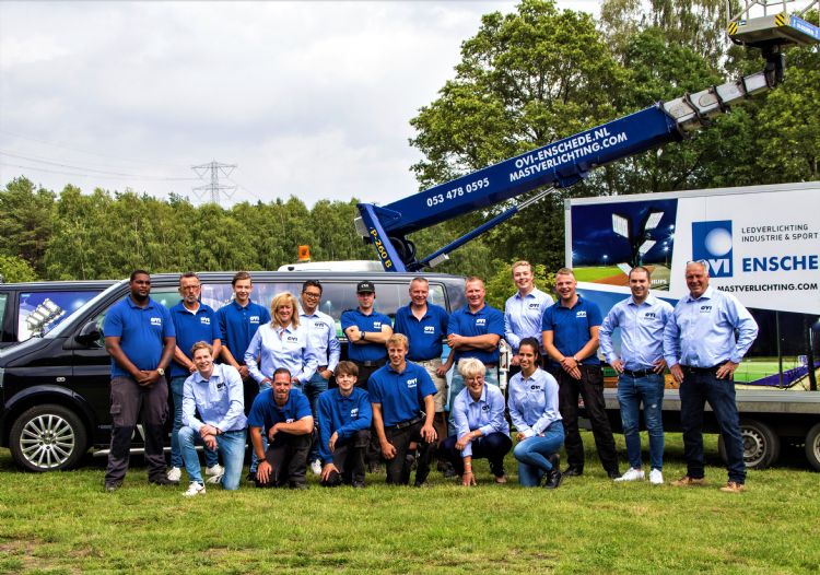 Een teamfoto van OVI Enschede, met linksonder Hugo Westhof en helemaal rechts Willem Spin.