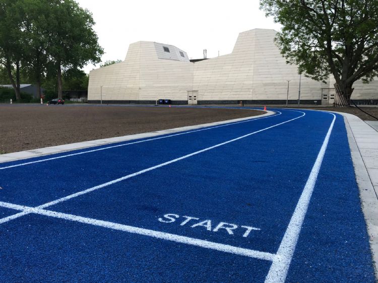 De nieuwe atletiekbaan heeft een blauwe toplaag.