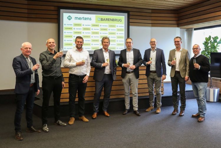 Medewerkers van beide bedrijven heffen het glas op de samenwerking.