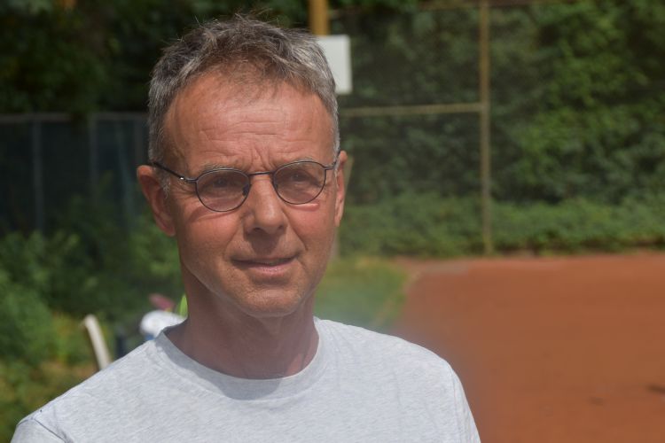 Jan van Munster, groundsman van het 20-baans tennispark waarvan hij eigenaar is