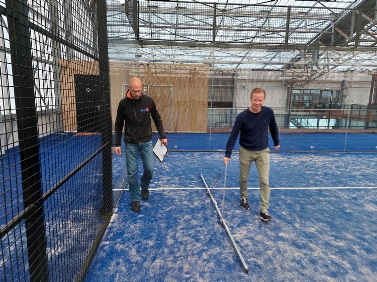 Keuring van de nieuwe baan. Michel de Krieger van Rekre Sport (rechts) biedt een helpende hand. Foto's: Bart Mullink