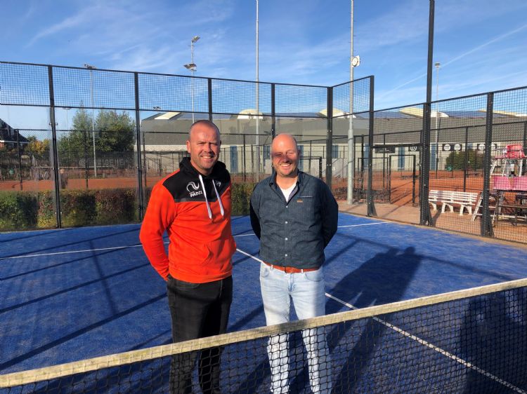 Frank Neering en Leon van Leeuwen in de padelkooi bij het Nationaal Tennis Centrum in Amstelveen