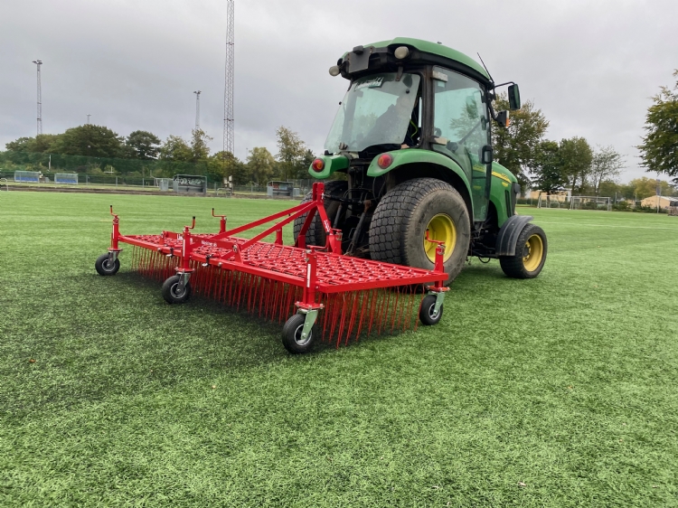 De roterende pennetjes van de Spin-Rake zijn ideaal om de infill in kunstgrasvelden te de-compacteren