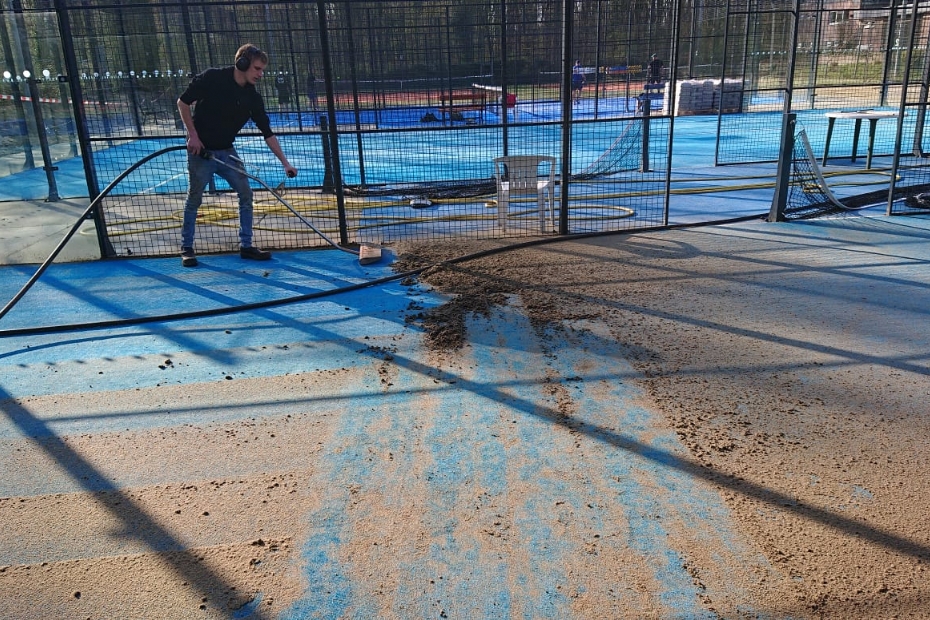 Jaarlijks groot onderhoud van tennis- en padelbanen is vergelijkbaar met een apk-beurt