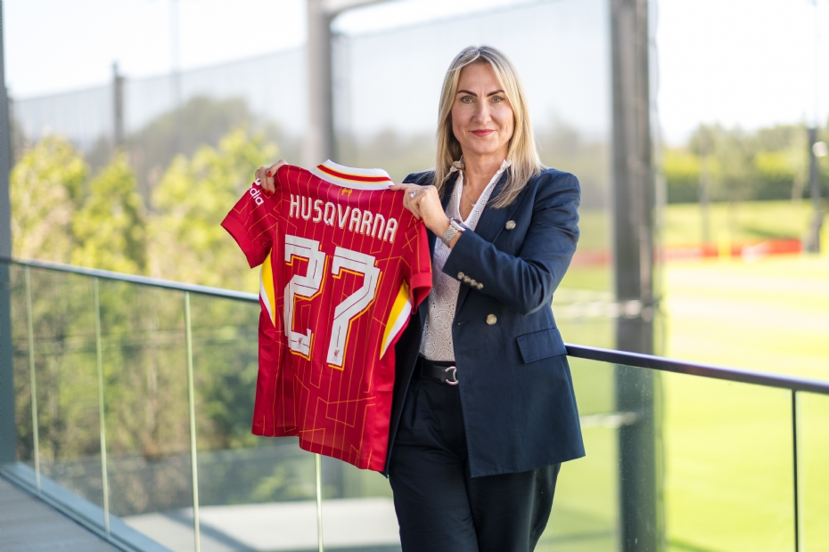 Om het partnership te vieren ontvangt Yvette Henshall-Bell, president Europe BU Forest and Garden Division Husqvarna Group, een officieel voetbalshirt van Liverpool FC.
