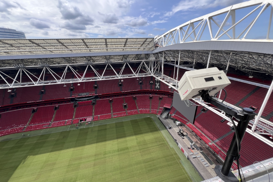 De camera op locatie, uitkijkend op het veld