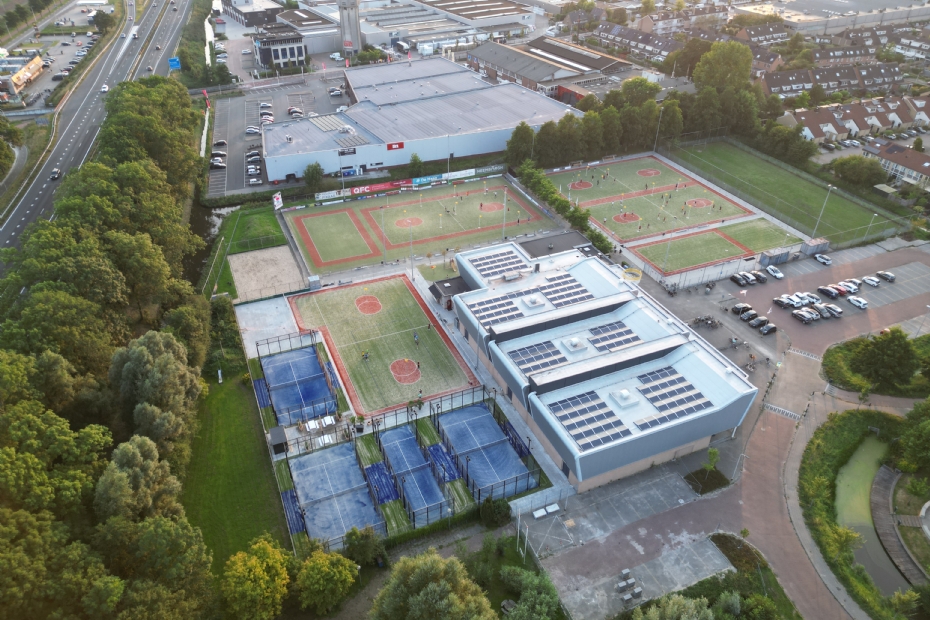 Er zijn bij KV Top in Sassenheim drie padelbanen én een singelbaan geplaatst