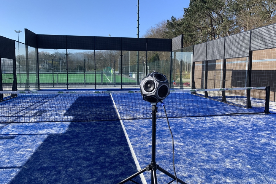 Geluidsimulatie in padelkooi met geïntegreerde geluidspanelen