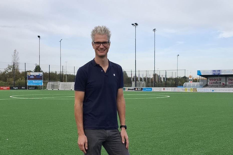 Daan van der Kooij, specialist sportvelden bij Sportbedrijf Tilburg, op het mineral fill-veld