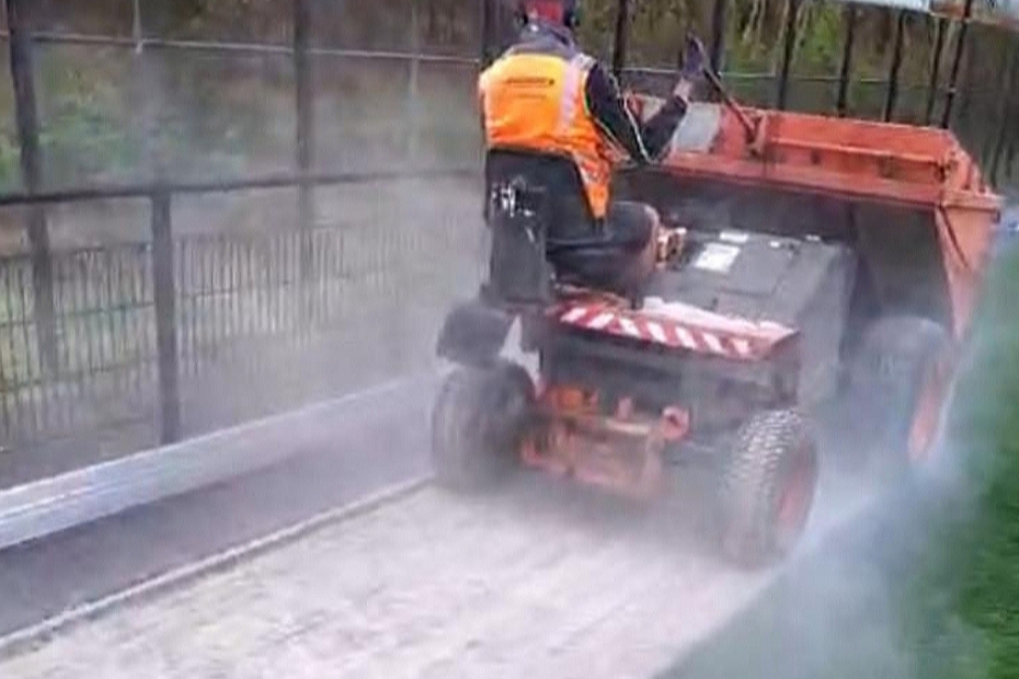 Als zand vanuit een kipper met knijper in de zandstrooier valt, is er weinig overlast van kwartsstof.
