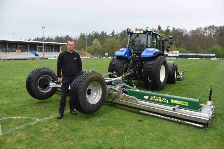 Chauffeur Henrico Wilps bij 'zijn' maaier met megatransportwielen