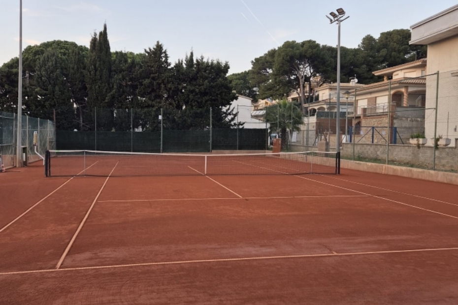 Advantage Red Clay graveltennisbaan Club de Tennis L'escala, Girona, Spanje