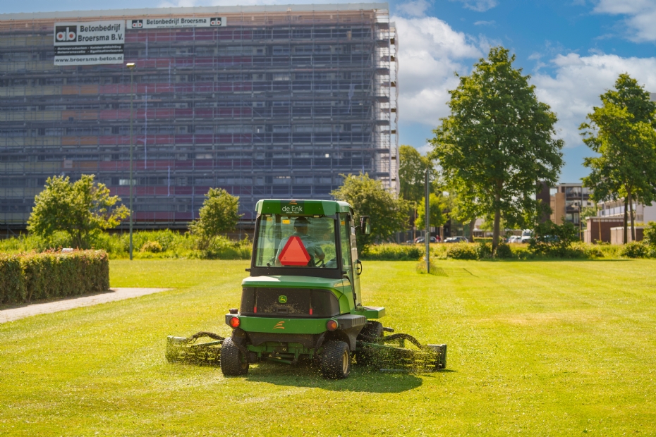 Onderhoud van een sportveld door De Enk.
