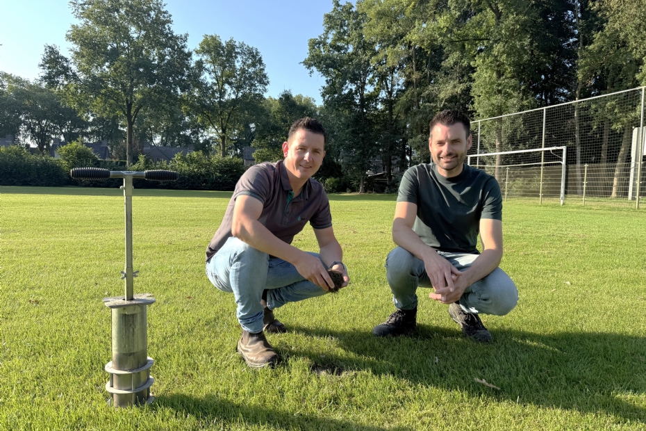 Thijs Schoenmakers van DSV zaden (l.) en Mark Verstegen van Engelen Groen op het trainingsveld van DAW Schaijk augustus 2025