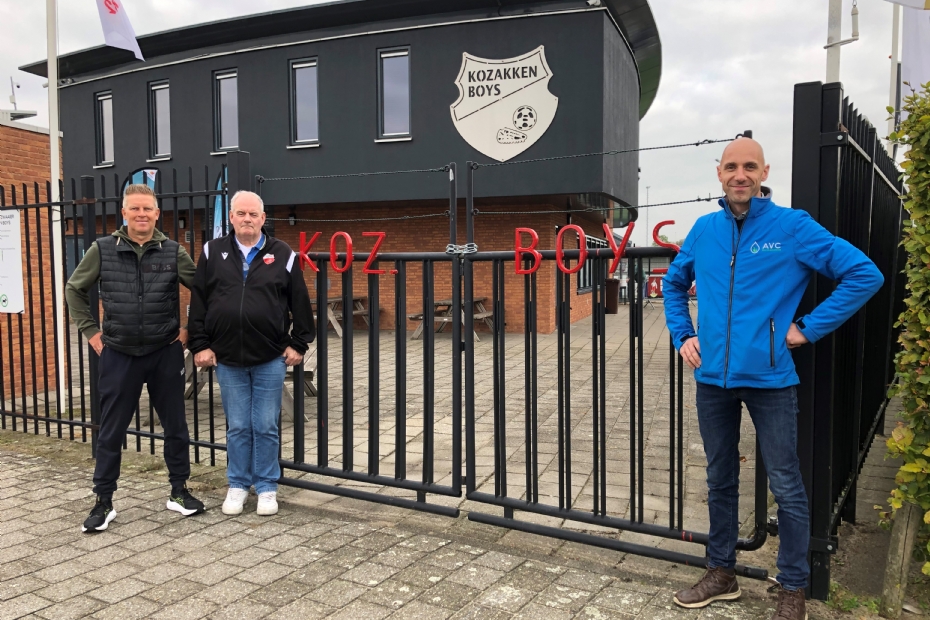 Hendri Visser en Chris Admiraal van Kozakken Boys en Raoul Raams van AVC Gras en Beregening.