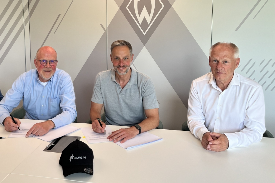 Enkele weken na het bezoek aan PSV kon het contract worden getekend. Van links naar rechts: Joachim Weitzel van aannemer Weitzel Sportstättenbau, Tarek Brauer van Werder Bremen en Ralph Teunissen van GreenFields.