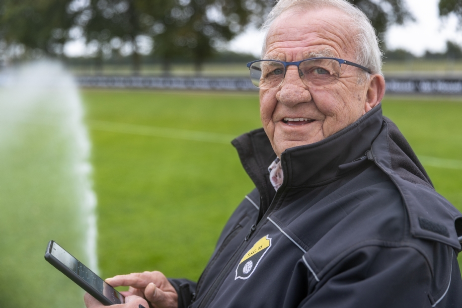 Sportvrijwilliger Ton Metzke is geen 'grasmaaier met een sleutelbos'; hij is de link tussen velden en toekomstvisie. Hij bewaakt de kwaliteit, veiligheid en bespeelbaarheid van de velden, is aanspreekpunt voor de gemeente en aannemers en vertaalt technische innovaties naar praktische oplossingen.