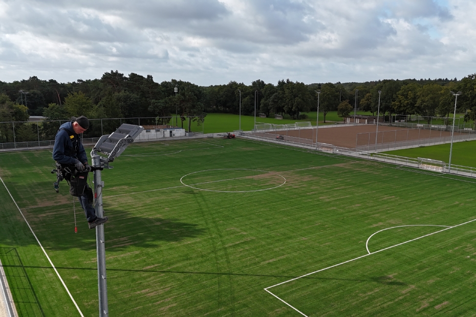 Als monteur moet je geen hoogtevrees hebben.