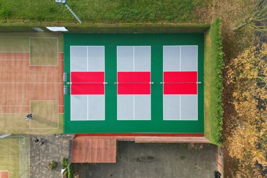 Eén tennisbaan maakt plaats voor drie pickleballcourts 