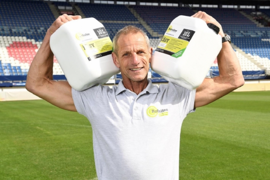 Frank Kuster van Rofraline met de witste verf ter wereld