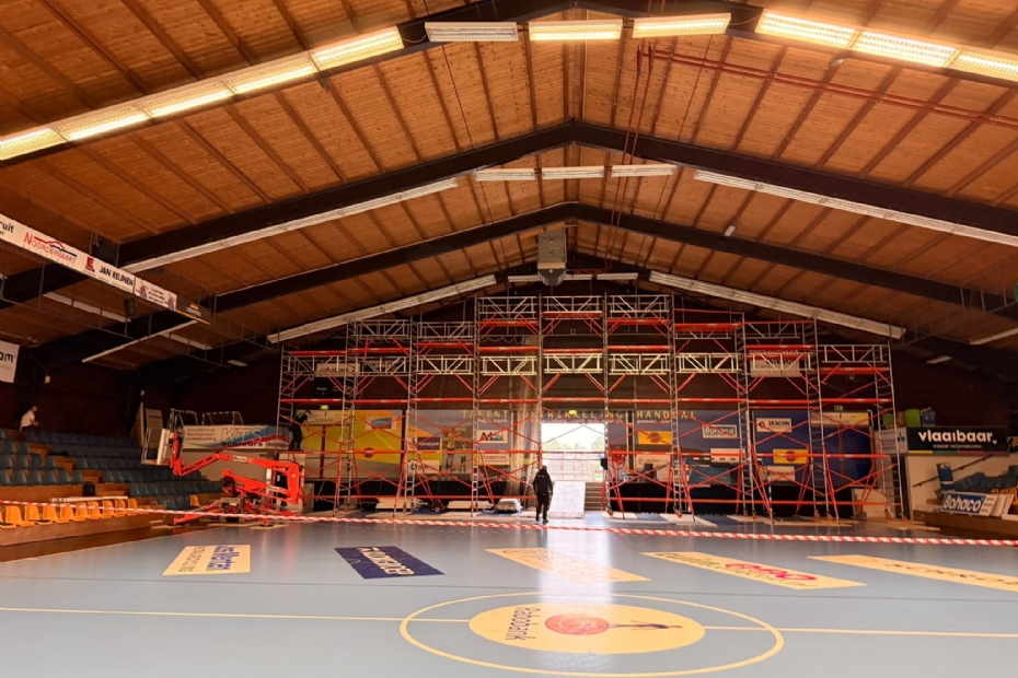 Met een brede rolsteiger is de oude verlichting verwijderd en de nieuwe aangebracht.