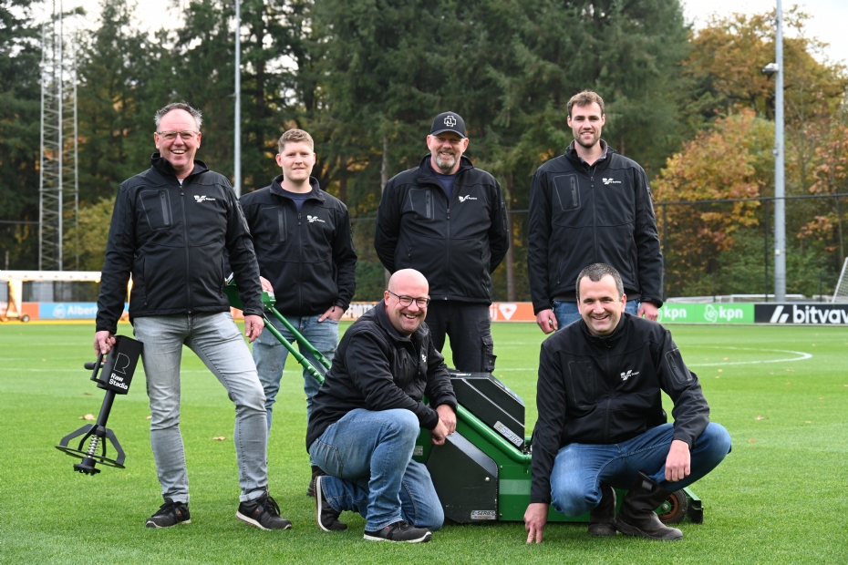 Het complete Agterberg Team op de velden van de KNVB Campus Staand vlnr: Ed Hubers, Jay Meijer, Jan Peter van den Brink, Youri de Kruyf. Knielend vlnt Leendert Breen, Pascal Agterberg