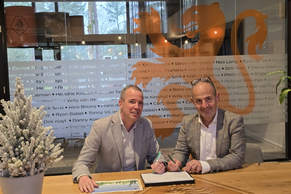 Jan Bluyssen (L) en Hein van Iersel ondertekenen samen de overeenkomst