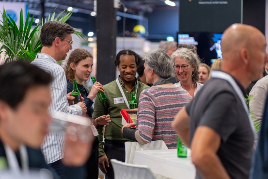 De beursdag wordt zoals altijd afgesloten met een borrel.