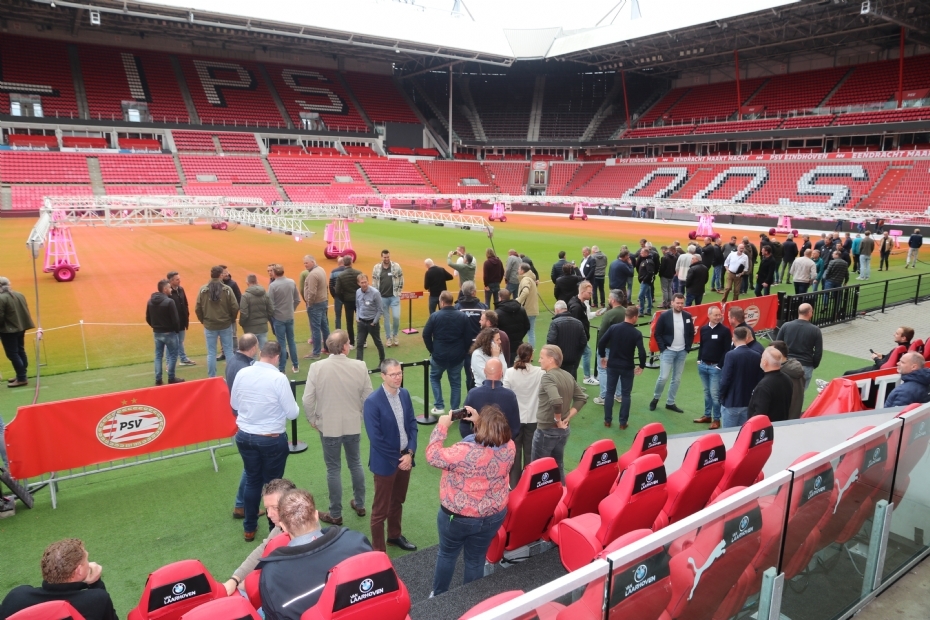 Op de laatste Nationale Grasdag was er ook veel belangstelling voor het veld van PSV (Foto: René de Munnik)