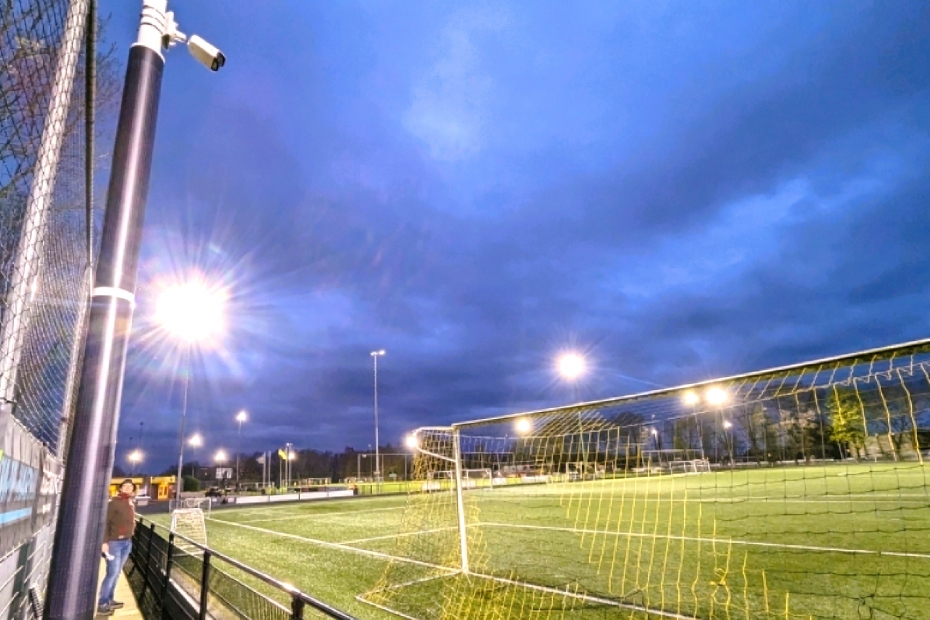 Voetbalveld met een FieldWatch-paal