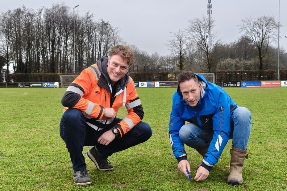 Sander Heetebrij (links) - teamleider buitendienst gemeente Barneveld - en Mark van Putten, grasspecialist bij Advanta: 'maximale inzet om het sporten op natuurgras te handhaven.'