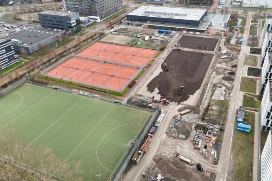 Tussentijdse droneopname van fase 1 - aanleg nieuwe tennisbanen op het buitensportcomplex Universitair Sportcentrum Leiden