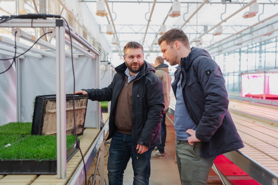 Thomas van Tetering en Sjoerd Broos inspecteren een proefopstelling.