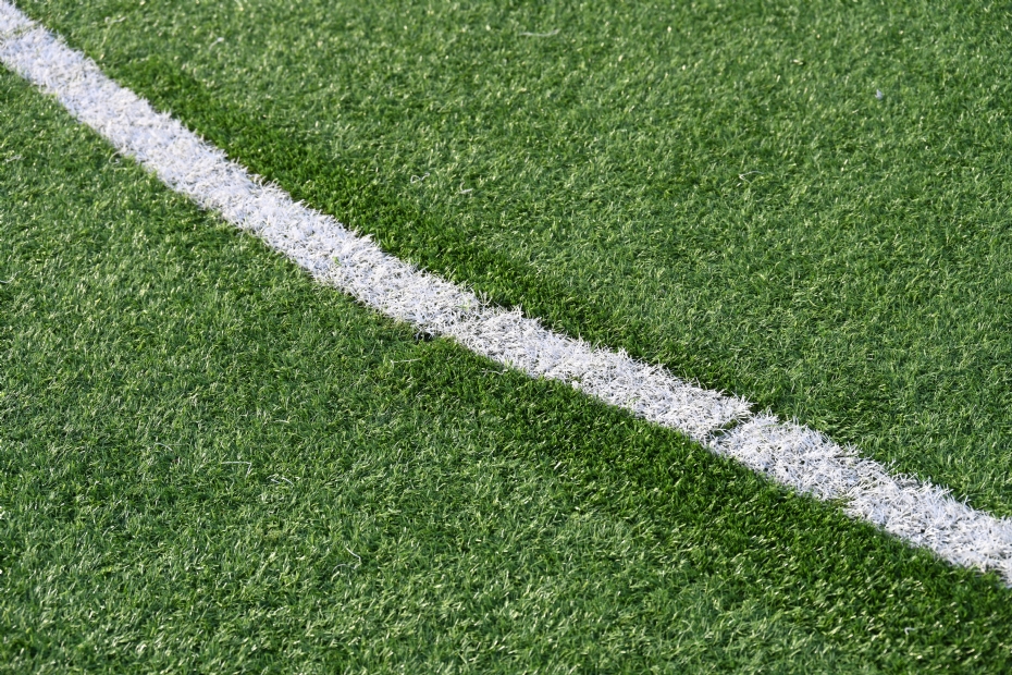 Wat lastig te zien, maar op deze plek bij de middencirkel is de mat losgekomen van de lijmband en gerepareerd