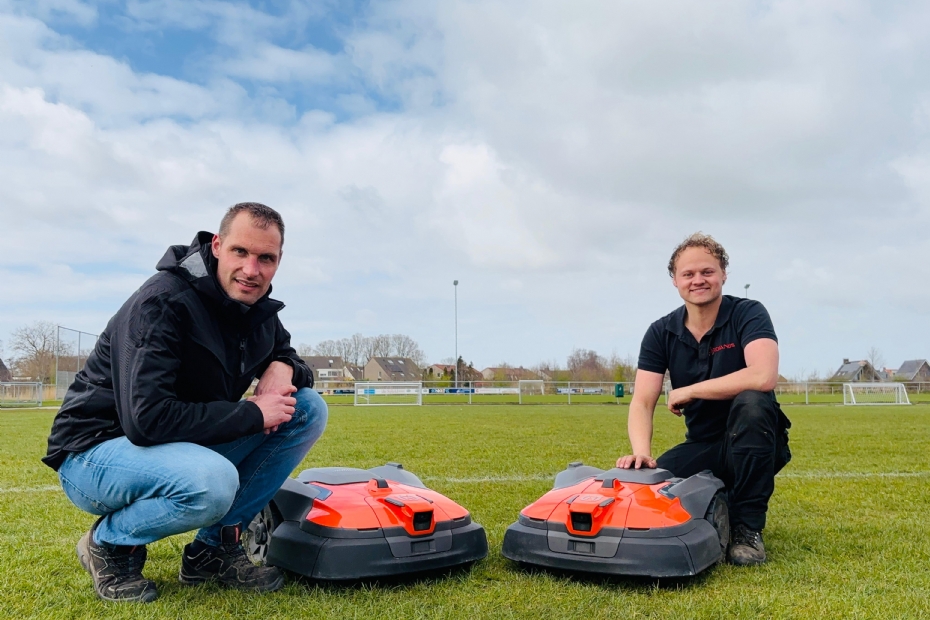 René Kamstra en Maurice Hilverts met de twee met Vision uitgeruste machines op het veld in Deinum.