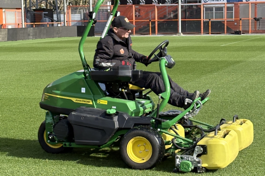 Deze John Deere heeft een brede werkbreedte, waardoor je grote oppervlakken snel kunt doen.