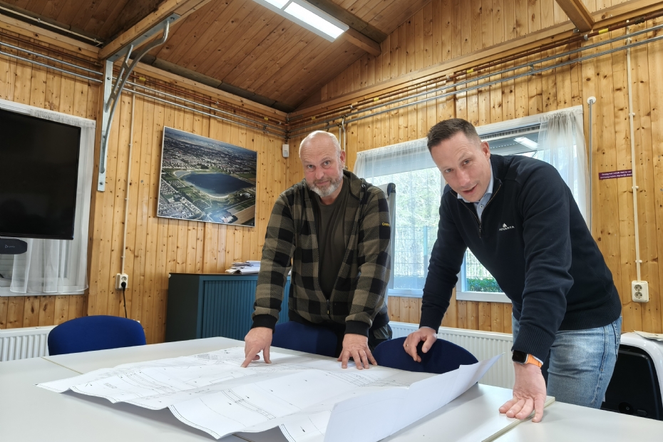 Erik Pessel (links), verantwoordelijk voor het beheer van zo'n honderd sportvelden in de gemeente, en grasspecialist Mark van Putten van Advanta