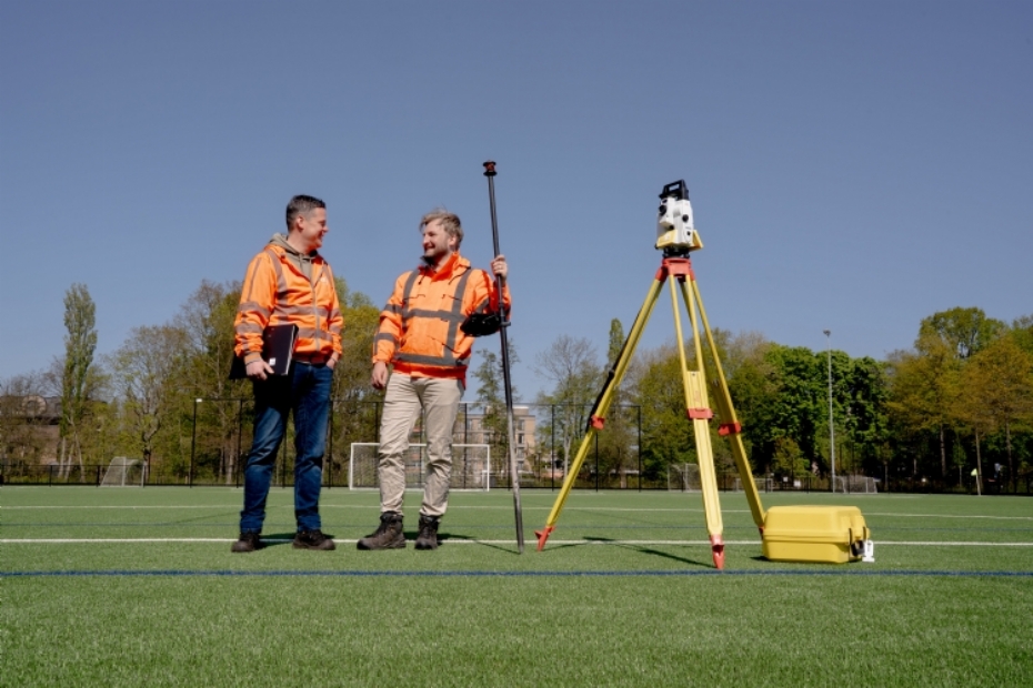 Uitvoerder Jan van der Salm en collega Martijn van Loon op het nieuwe kunstgrasveld.
