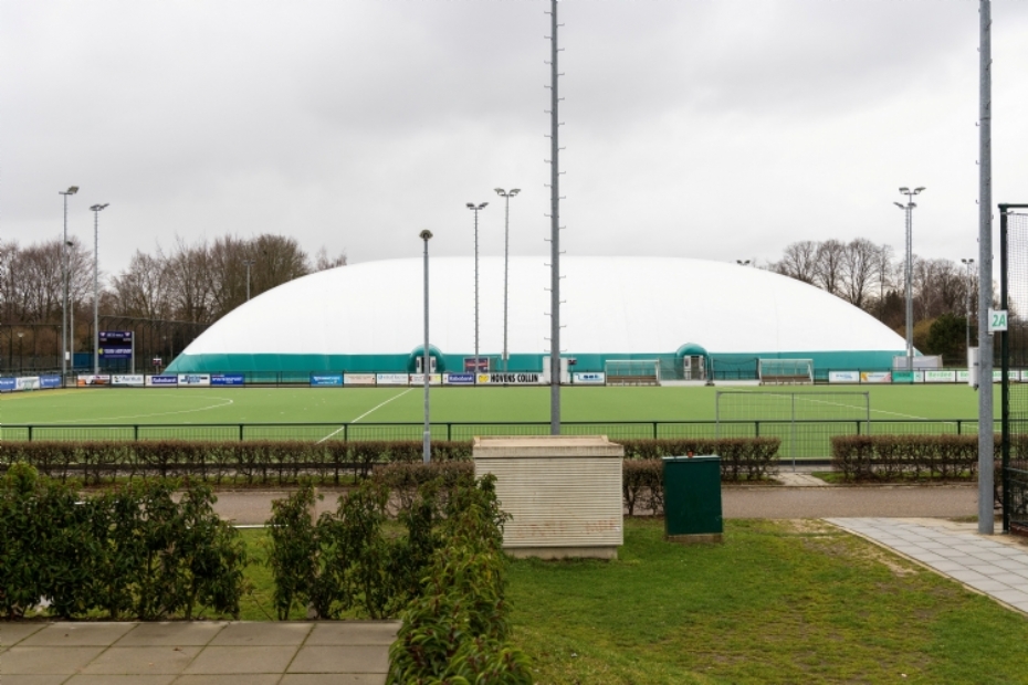 Uitzicht vanuit het clubhuis op de hal.