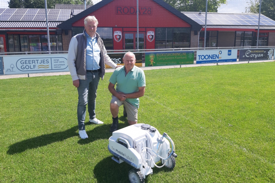 Links voorzitter Toon van den Heuvel, rechts vrijwilliger Henk van Beuningen.