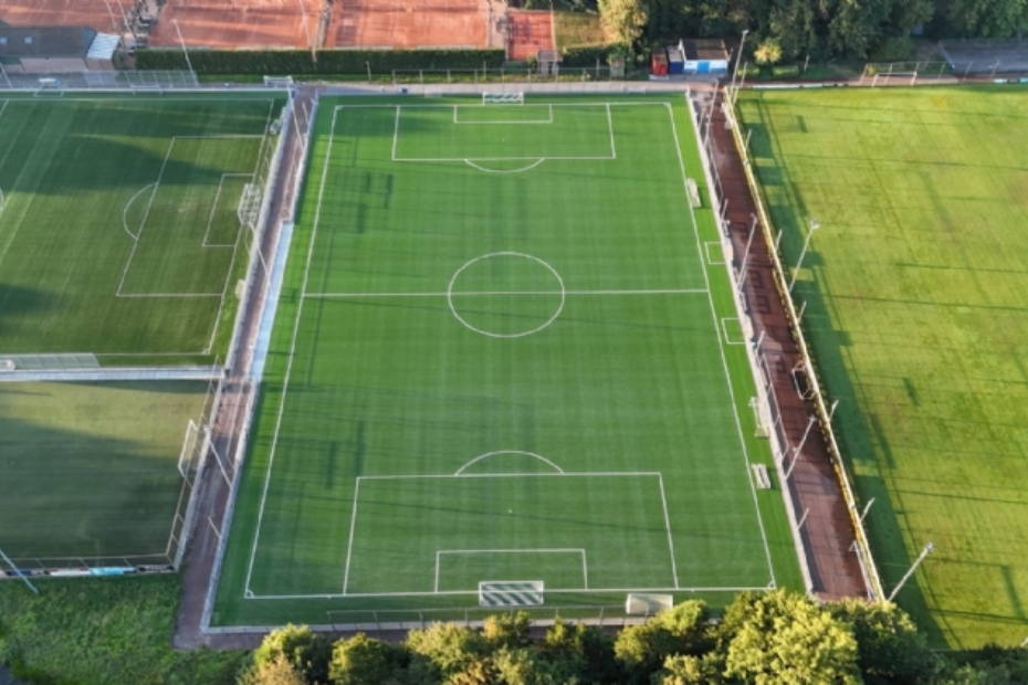 Luchtfoto van nieuw kunstgrasveld VV Schoonhoven.